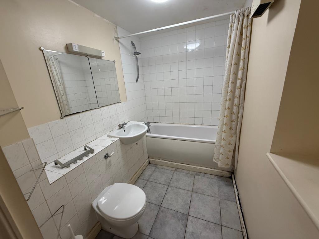 Lot: 179 - TWO-BEDROOM FLAT IN NEED OF IMPROVEMENT - Bath, w/c and wash hand basin
